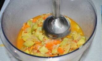 Apoi, măcinați masa cu un blender și transferați-o înapoi în tigaie.