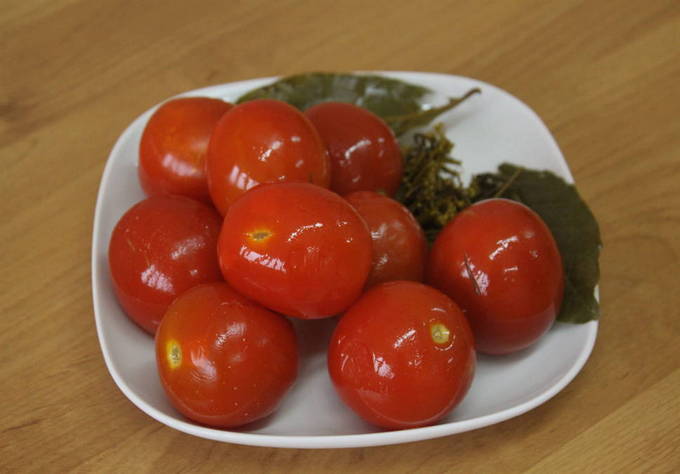 Tomàquets en escabetx per a l'hivern