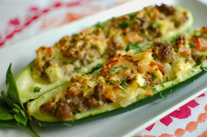 Barci de dovlecel cu carne tocata la cuptor
