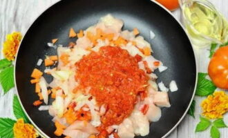 Mal tomaterna i en mixer. Lägg blandningen i stekpannan.