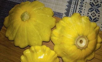 Cum să prepari dovlecei murați crocanți în borcane pentru iarnă? Spălăm bine dovleceii cu apă caldă și eliminăm excesul de umiditate cu un șervețel.