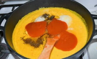 In continuare completam preparatul cu maioneza, pasta de rosii si condimente.