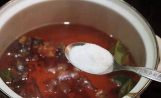 ม้วนเนื้อหมูเป็นม้วนแล้วมัดด้วยเชือกให้แน่น