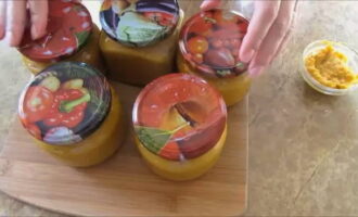 Zodra de multicooker wordt uitgeschakeld, plaatst u de aromatische kaviaar in voorgesteriliseerde potten en rolt u deze op. Plaats de deksels erop tot ze volledig zijn afgekoeld en bewaar ze vervolgens.Courgettekaviaar is klaar zoals gekocht in de winkel! Eet smakelijk!