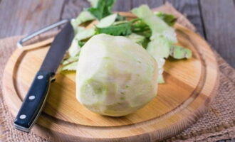 Để nấu su hào ngon, hãy rửa sạch bắp cải và gọt vỏ.