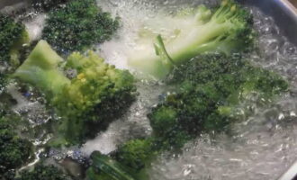 Trong một bát riêng, đun sôi nước sạch với một ít muối. Cho bông cải xanh đã ngâm vào nước sôi và chần không quá 3 phút kể từ khi bắt đầu sôi, vì bắp cải sẽ nhanh chóng mềm.