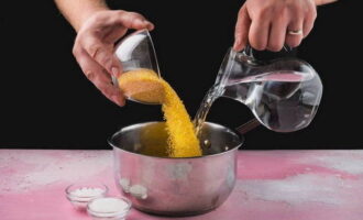 Đổ ngũ cốc vào chảo và đổ nước theo tỷ lệ 1 đến 3. Thêm đường, muối, khuấy đều và đun sôi cháo. Sau đó giảm nhiệt và đun nhỏ lửa cho đến khi hấp thụ gần hết chất lỏng.
