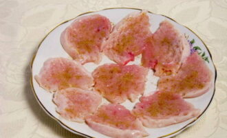 Hugasan ang karne, gupitin sa mga medalyon na 1 sentimetro ang lapad, talunin ang mga ito ng martilyo sa kusina, asin at iwiwisik ng mga pampalasa.
