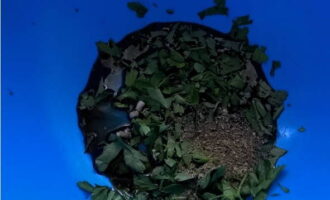 Trộn nước tương với húng quế, rau mùi tây cắt nhỏ và một tép tỏi.