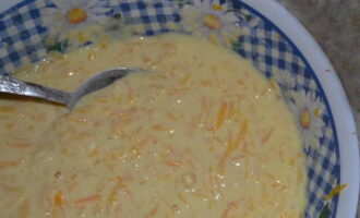Framantam aluatul pentru clatite. Într-un castron, amestecați dovleacul, chefirul, oul, sarea, făina și praful de copt.