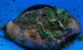 Cuộn phi lê gà vào nước ướp và để trong 30 phút.