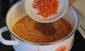 สับพริกไทยร้อนเป็นชิ้นเล็ก ๆ และผู้ชื่นชอบรสเผ็ดสามารถทิ้งมันไว้กับเมล็ดได้ ใส่พริกสับลงใน adjika ที่เดือดเทน้ำมันพืชหกช้อนโต๊ะคนให้เข้ากันและเคี่ยว adjika อีก 10 นาที