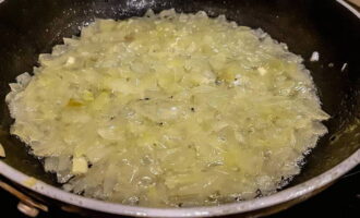 Hur lagar man läckert bulgur med grönsaker? Den skalade löken hackas mycket fint och steks i olja tills bitarna blir gyllene. 