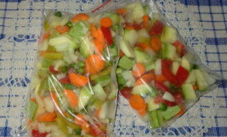 Tillsätt en grönsaksblandning, lite salt, peppar och currykrydda till flingorna med lök och koka under lock i ytterligare 10 minuter. 