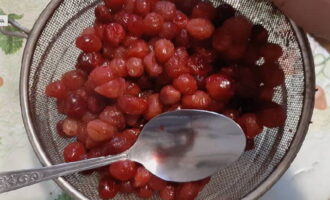 Sau đó đổ nước luộc nam việt quất qua rây vào một bát khác, dùng thìa nghiền quả mọng trên rây. Bạn không còn cần vỏ quả mọng còn lại nữa. Sau đó đổ nước ép nam việt quất từ ​​cốc vào nước dùng và khuấy đều. Nếm thử đồ uống trái cây và điều chỉnh độ ngọt của đồ uống nếu cần thiết. Đồ uống có thể uống được nhưng tốt hơn nên để nguội trong tủ lạnh, đổ vào hộp đựng tiện lợi, có thể bảo quản được tối đa 3 ngày.