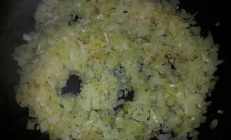 Magprito ng mga sibuyas sa langis ng gulay hanggang malambot.
