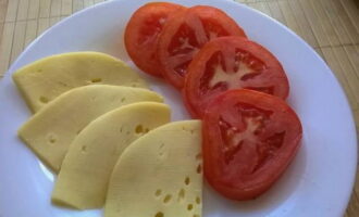 Cắt cà chua thành lát, phô mai thành lát mỏng.