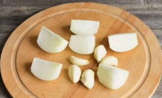 Skala lök och vitlöksklyftor, skär i bitar och mal även i köttkvarn.