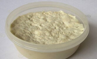Cum se coace cheesecake cu brânză de vaci din aluat de drojdie în cuptor? Pregătiți un aluat de drojdie din ingredientele pentru aluat și lăsați-l să stea o jumătate de oră până crește. 
