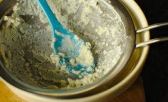 Brânza de vaci se măcina printr-o sită sau se bate într-un blender.Se amestecă cu un ou, precum și zahăr obișnuit și vanilat și se adaugă smântână. 