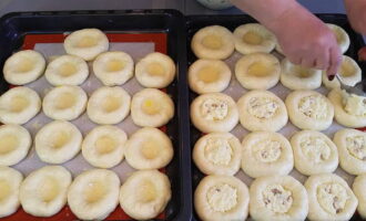 Cheesecake-urile se aseaza pe o tava de copt, se lasa 20 de minute pentru ca aluatul sa creasca in dimensiune, apoi se unge cu un amestec de galbenus si lapte pentru ca deasupra sa se formeze o crusta frumoasa la copt. 
