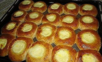 Produsele de copt se tin la cuptor 25 de minute la 180 de grade. Înainte de servire, produsele de copt trebuie lăsate să se răcească ușor și apoi servite cu băuturi calde sau reci. 