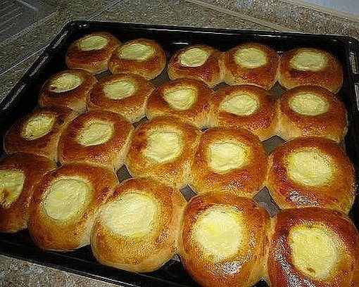 Cheesecake cu branza de vaci din aluat de drojdie la cuptor