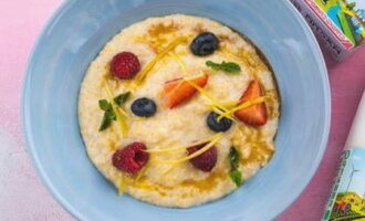 Đun sôi cháo thêm 10-15 phút nữa thì dùng cho bữa sáng với trái cây tươi.