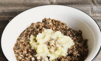 Överför denna pasta till svampkaviaren och rör om.