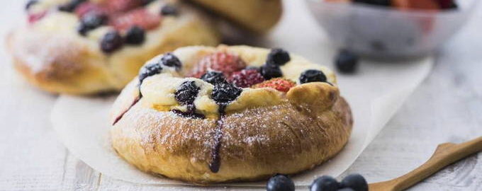 Cheesecake cu branza de vaci din aluat de drojdie la cuptor
