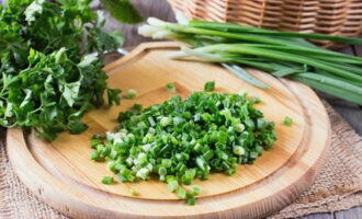 Rửa rau xanh và cắt nhỏ.Bạn có thể lấy bất kỳ loại rau xanh nào bạn thích.