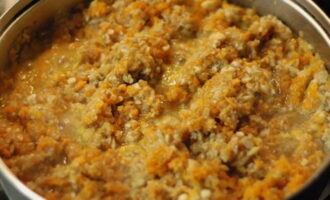 Pagkatapos nito, idagdag ang mga tinadtad na mushroom, bawasan ang init sa mababang at kumulo ang caviar sa loob ng 30-40 minuto, pagpapakilos paminsan-minsan. Pagkatapos ng 20 minuto mula sa pagdaragdag ng mga mushroom, magdagdag ng asin at pampalasa, pukawin at kumulo. 3 minuto bago maging handa, magdagdag ng suka.