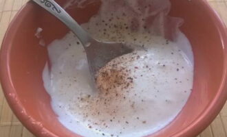 Trong một bát riêng, trộn kem chua với tép tỏi băm nhỏ, thêm hỗn hợp ớt.