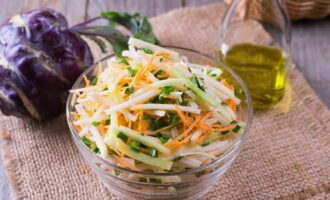 Trộn tất cả các nguyên liệu đã nghiền nát vào tô, thêm muối và dầu thực vật, trộn đều là món salad đã sẵn sàng.