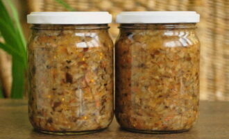 Ilagay ang natapos na mushroom caviar sa mga isterilisadong garapon, igulong ang mga ito gamit ang mga isterilisadong takip, balutin ang mga ito sa isang kumot at hayaan silang ganap na lumamig. Mag-imbak ng caviar sa isang cool na lugar.