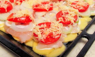 Ilagay ang mga kamatis sa huling layer at iwiwisik ang mga ito ng gadgad na keso. Maghurno ng ulam sa oven na preheated sa 180 degrees para sa 35-40 minuto. 