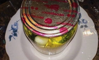 După această perioadă de timp, turnați apa din borcan printr-un capac special și umpleți dovleceii cu apă clocotită pentru a doua oară și în același timp.