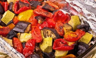 Maaari kang maghain ng mga inihurnong gulay sa mesa bilang isang side dish o bilang isang hiwalay na ulam.