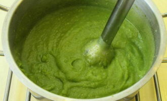 Mosa den kokta potatisen och broccolin med en stavmixer tills den är slät. Smaka av purén och tillsätt salt efter smak.
