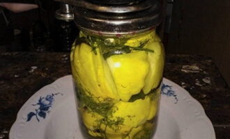 După acest timp, turnați apă fierbinte din borcan într-o cratiță și gătiți marinata în ea, adăugând cantitatea de sare, zahăr și oțet în calculul indicat în rețetă. Se toarnă marinada fiartă în dovleac și imediat sigilați borcanele ermetic. Verificăm etanșarea pentru scurgeri.