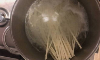 Apoi fierbeți cantitatea necesară de tăiței udon în apă clocotită. Fierbeți tăițeii conform instrucțiunilor indicate pe ambalaj, care indică și timpul de gătire, deoarece este important să nu-i gătiți prea mult.