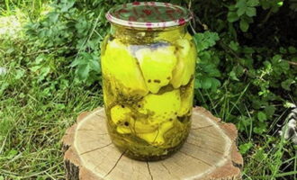 Răciți borcanele cu dovlecei murați la temperatura de casă, fără a le împacheta, apoi transferați-le în zona de depozitare pentru conservele dumneavoastră.