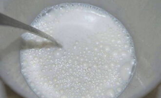 Paano magluto ng klasikong sinigang na semolina na walang mga bugal gamit ang gatas? Ibuhos ang gatas sa isang cooled saucepan at painitin ito hanggang sa pigsa. 
