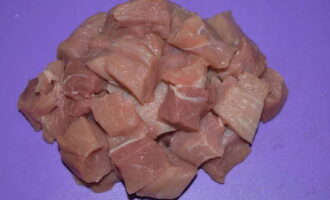 Hur lagar man läckert bovete med kött? Vi sköljer fläsket väl under rinnande vatten, torkar det på en pappershandduk, skär av venerna och skär i medelstora bitar.