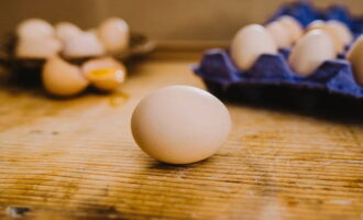 Shakshuka israelian clasic într-o tigaie este foarte ușor de preparat. Este necesar ca ouăle să fie cât mai proaspete. De asemenea, trebuie scoase din frigider în prealabil și încălzite la temperatura camerei. 