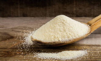 Ang semolina ay dapat idagdag sa gatas nang paunti-unti, sa isang manipis na stream. Sa kasong ito, kailangan mong patuloy na pukawin ang likido. 