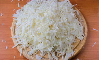 Ang nilagang repolyo na may patatas ay napakadaling ihanda. Hugasan namin ang puting repolyo at pinong tinadtad ito.