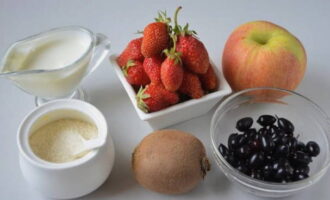 L'amanida de fruites és molt ràpida i fàcil de preparar. Preparem els productes segons la llista. Assegureu-vos de rentar les fruites i les baies sota l'aigua.