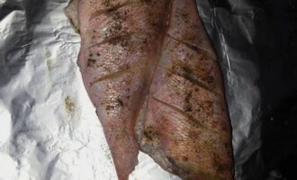 Bak zeebaars een half uur op 180 graden.Als je wilt dat de vis een smakelijke gouden korst heeft, moet je hem 15 minuten voor het einde van de bereiding uitpakken en in deze vorm verder bakken. Bak zeebaars een half uur op 180 graden. Als je wilt dat de vis een smakelijke gouden korst heeft, moet je hem 15 minuten voor het einde van de bereiding uitpakken en in deze vorm verder bakken.