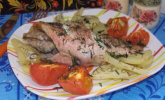 Serveer de gekookte baars met rijst, groentesalade of een ander bijgerecht. Serveer de gekookte baars met rijst, groentesalade of een ander bijgerecht.